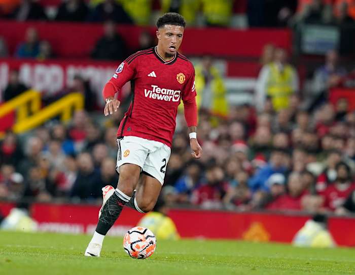 Jadon sancho con el balon