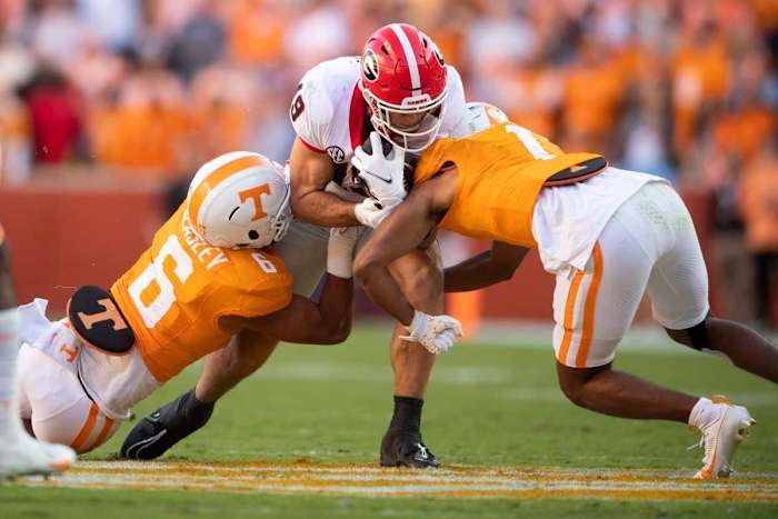 Tennessee Volunteers ILB Aaron Beasley helping to bring down Georgia TE Brock Bowers. (Photo by Brianna Paciorka of the News Sentinel)