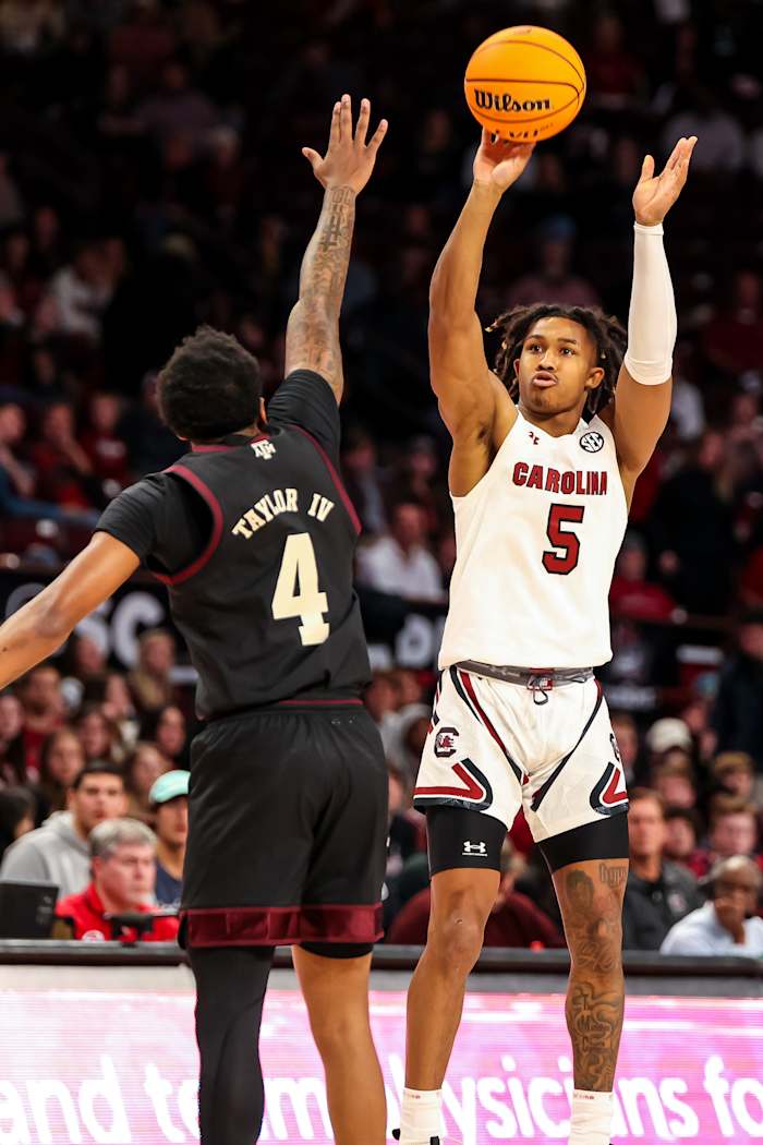 Meechie Johnson takes a long-range jumpshot over a Texas A&M defender (14th Jan., 2023)