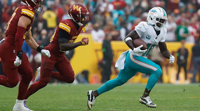 Tyreek Hill outruns two Commanders defenders