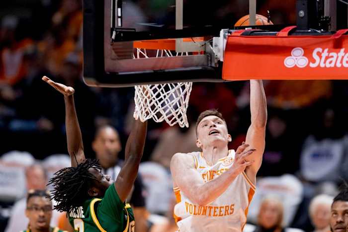 KNOXVILLE, TN - December 05, 2023 - Guard Dalton Knecht #3 of the Tennessee Volunteers during the game between the George Mason Patriots and the Tennessee Volunteers at Food City Center in Knoxville, TN. Photo By Andrew Ferguson/Tennessee Athletics