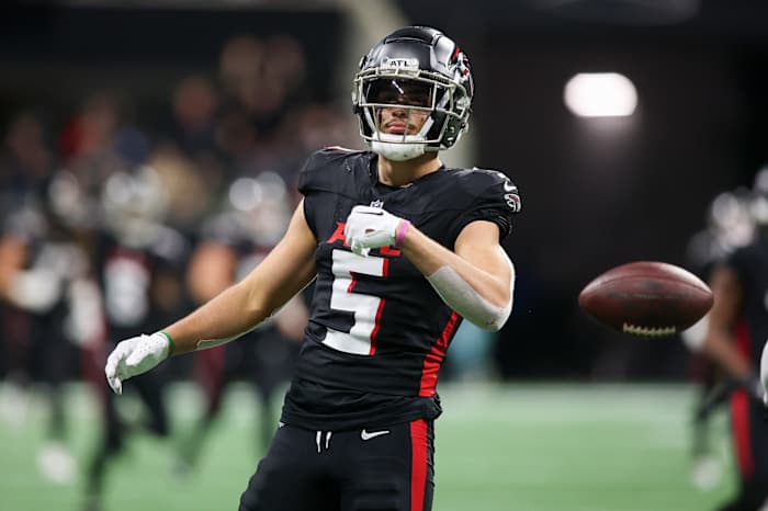 Atlanta Falcons wide receiver Drake London (5) reacts after a catch against the Tampa Bay Buccaneers in the second half at Mercedes-Benz Stadium.