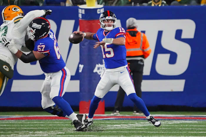 New York Giants quarterback Tommy DeVito (15) throws a pass against the Green Bay Packers. Mandatory Credit: Robert Deutsch-USA TODAY Sports