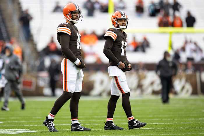 Joe Flacco stands next to Dorian Thompson-Robinson