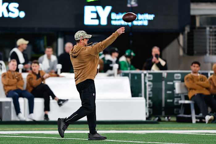 El mariscal de campo lesionado Aaron Rodgers no volverá a jugar esta temporada