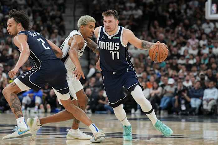 Jeremy Sochan (10) pushes pack a Dereck Lively II (2) pick.