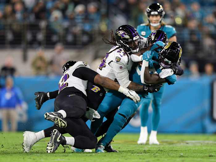 Clowney assisting on a tackle of Jacksonville Jaguars RB D'Ernest Johnson in Week 16 (17th Dec., 2023)