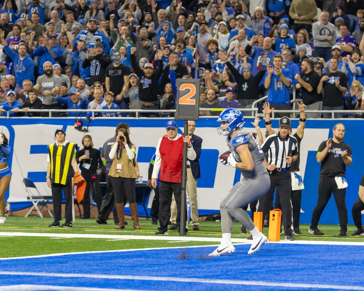 Sam LaPorta catches the ball in the endzone