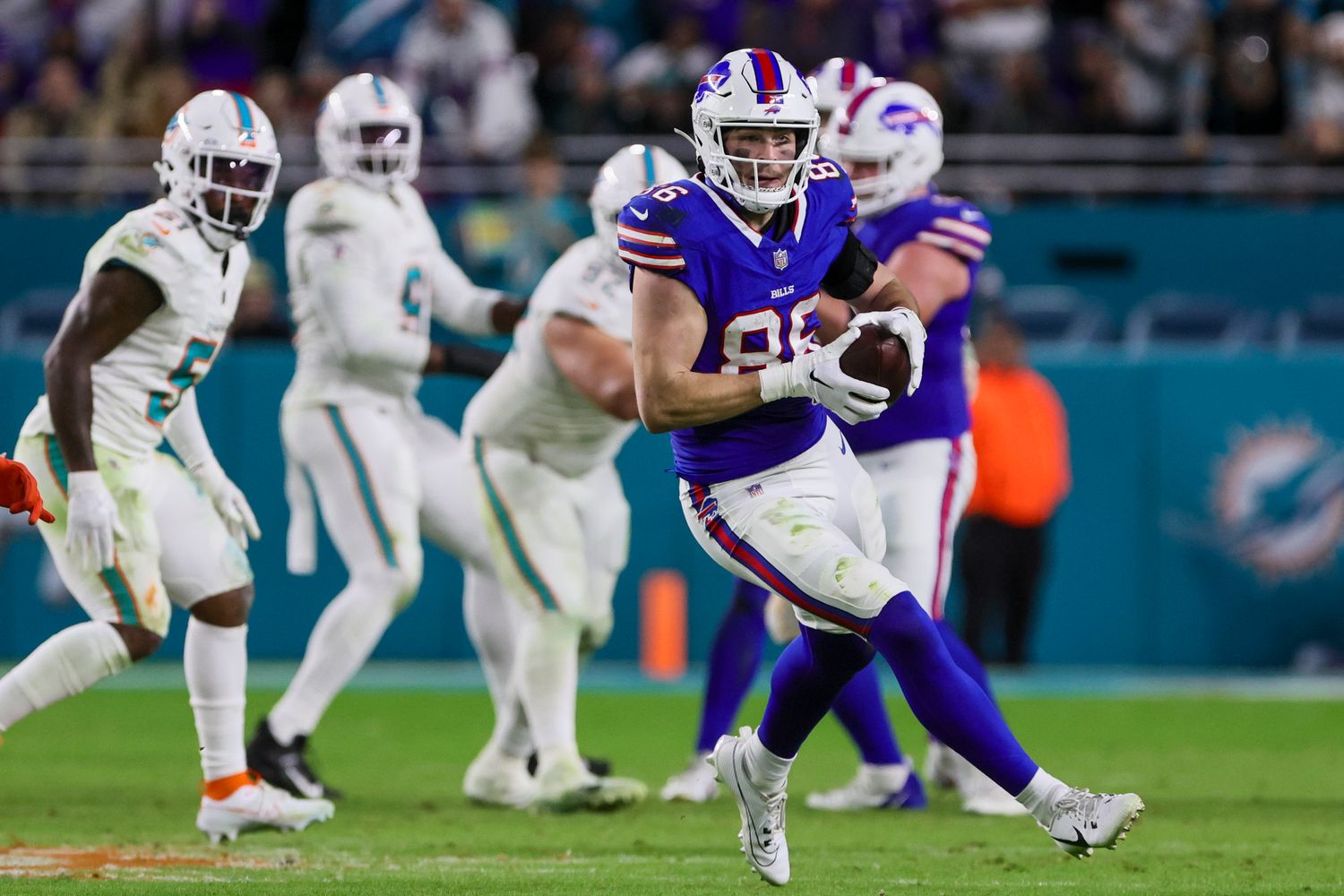 Jan 7, 2024; Miami Gardens, Florida, USA; Buffalo Bills tight end Dalton Kincaid (86) runs with the football against the Miami Dolphins during the third quarter at Hard Rock Stadium. Mandatory Credit: Sam Navarro-USA TODAY Sports