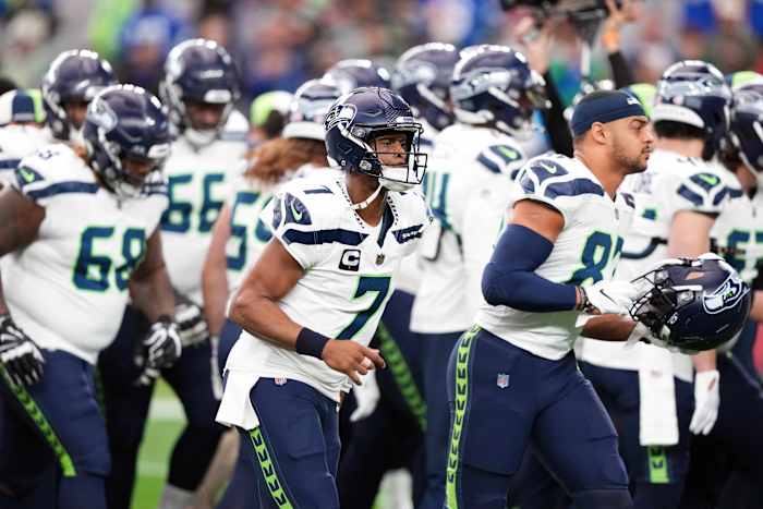 Seattle Seahawks quarterback Geno Smith (7) warms up prior to facing the Arizona Cardinals at State Farm Stadium.
