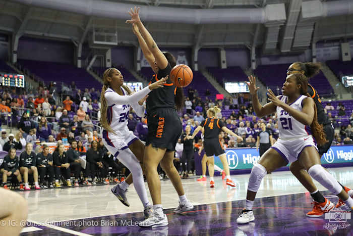 DaiJa Turner passes to Agnes Emma-Nnopu against Oklahoma State.