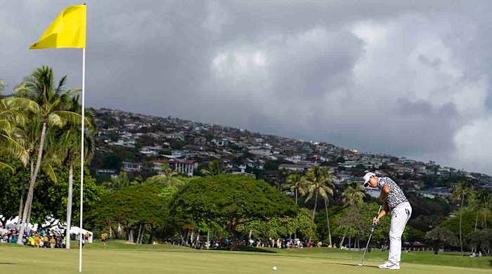 Si Woo Kim putts on the 18th hole during the final round of the 2023 Sony Open in Hawaii at Waialae Country Club.