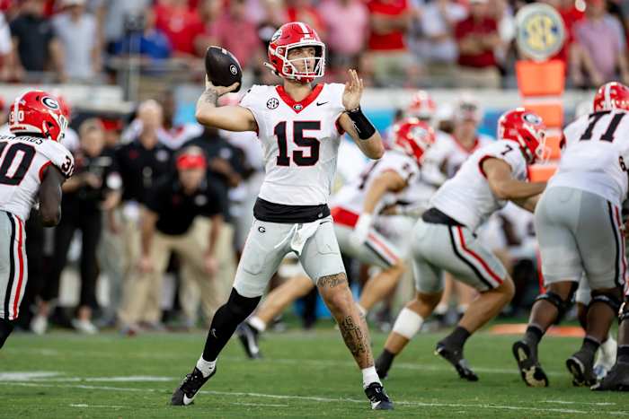 Georgia quarterback Carson Beck (15) throws the ball during the second half of his team's 2023 game against Florida at Everbank Stadium in Jacksonville, Fla.