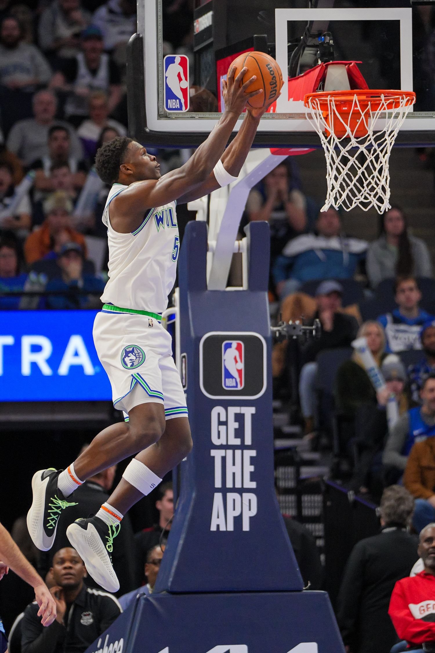 Anthony Edwards dunks