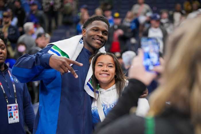 Anthony Edwards poses with a fan for a photo