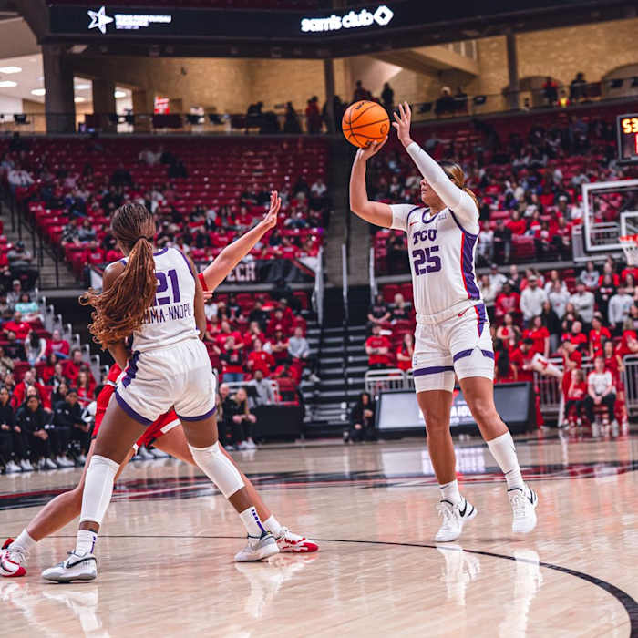 Sydney Harris takes advantage of an open 3-point shot.