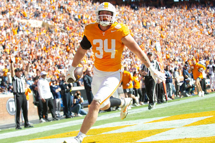 Former Tennessee Volunteers TE McCallan Castles during a win over UConn. (Photo by Angelina Alcantar of the News Sentinel)