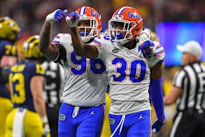 Florida LB Amari Burney (30) celebrates a sack in the 2018 Chick-fil-A Peach Bowl.