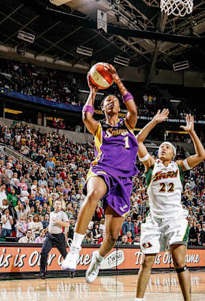 Chamique Holdsclaw drives to the basket in a Sparks uniform
