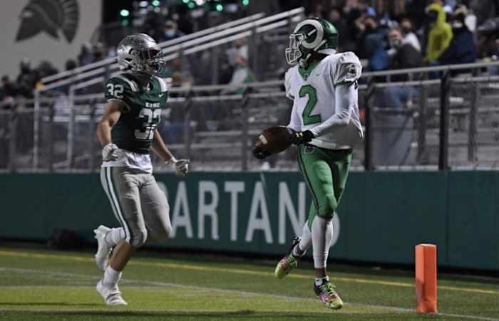 Jadyn Marshall scores a touchdown against the national powerhouse De la Salle Spartans.