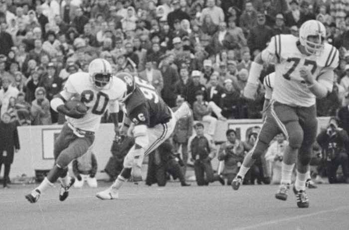 Johnny Rodgers runs away from Ray Hamilton
