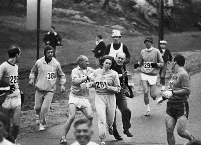 Kathrine Switzer en 1967 en el maratón de Boston en una foto emblemática