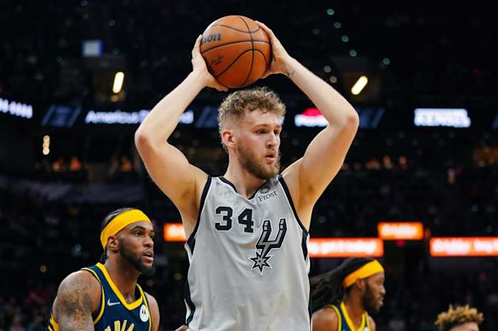 Jock Landale playing for the San Antonio Spurs in the 2021-22 NBA season.