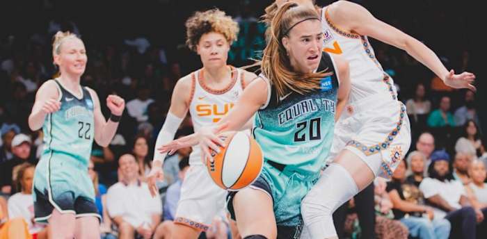 Sabrina Ionescu (20) penetrates the interior