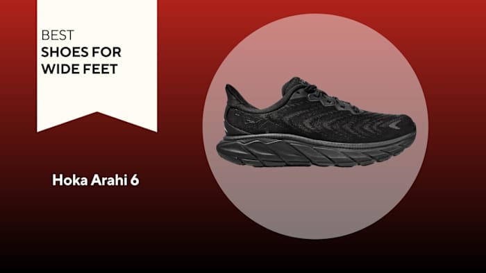 All black Hoka Arahi 6