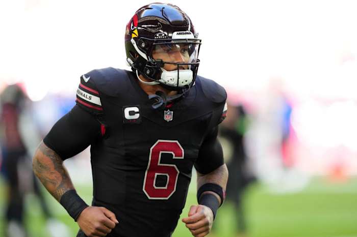 Arizona Cardinals running back James Conner (6) warms up to facing the Los Angeles Rams at State Farm Stadium.