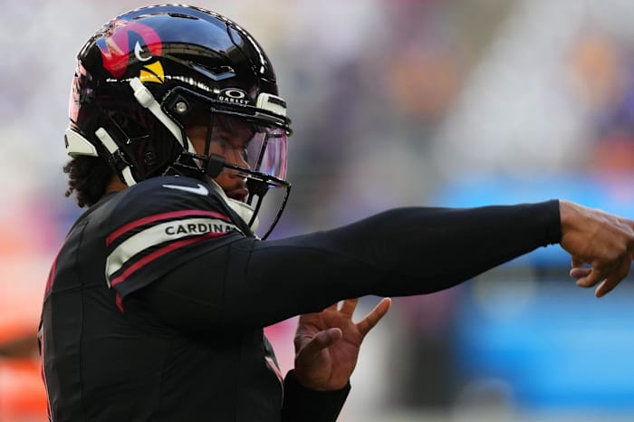 Arizona Cardinals quarterback Kyler Murray (1) warms up prior to facing the Los Angeles Rams at State Farm Stadium.