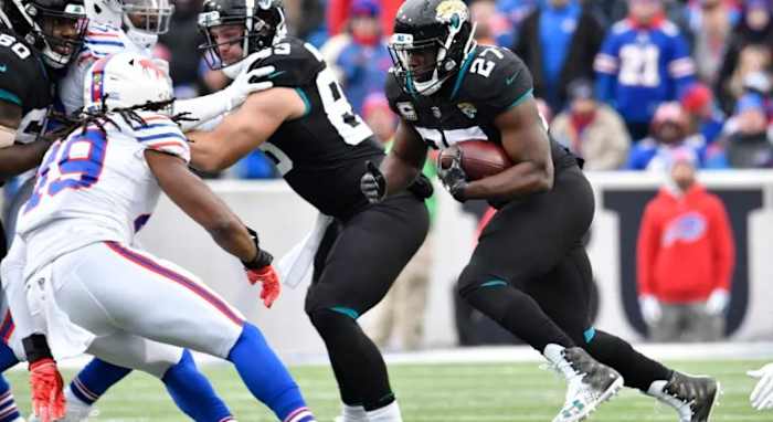 Leonard Fournette rushes against the Bills as a member of the Jacksonville Jaguars in 2018