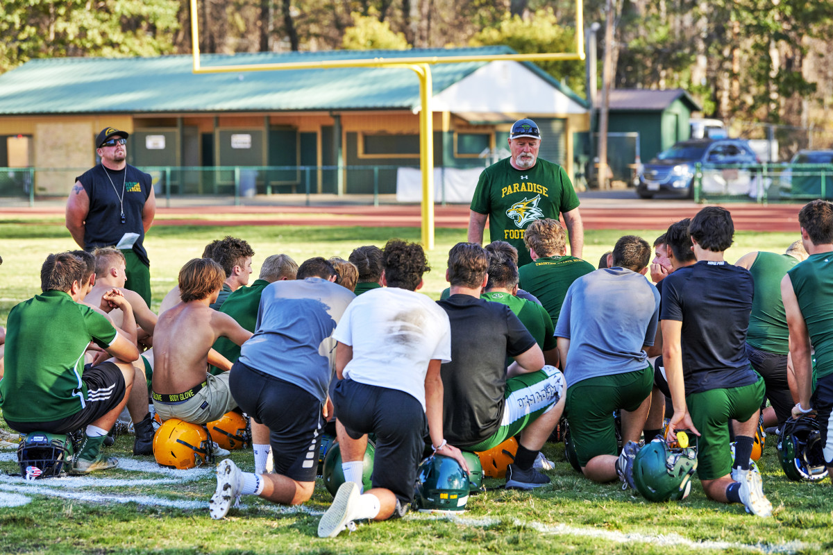 paradise-football-team-huddle