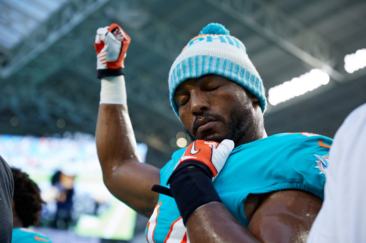 robert-quinn-fist-dolphins.jpg