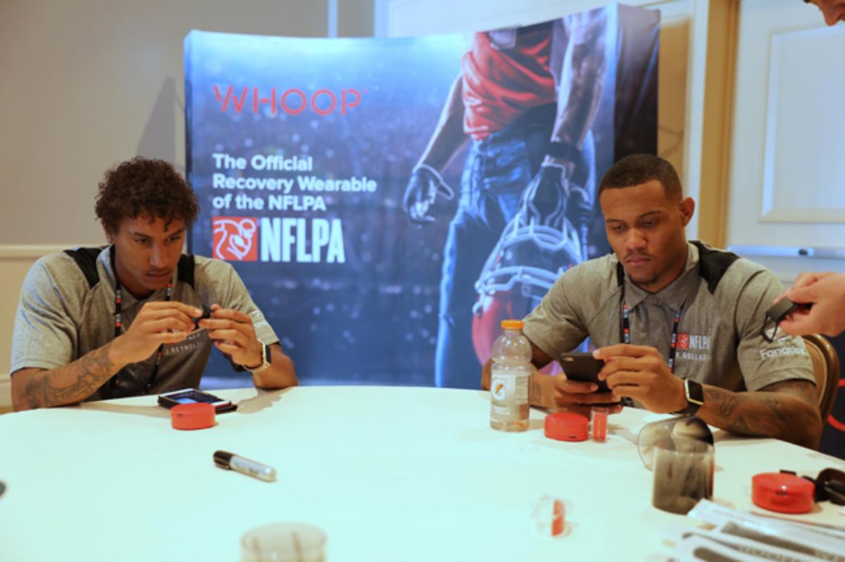 At this year’s Rookie Symposium, the Rams’ Joshua Reynolds (l.) and the Lions’ Kenny Gollady check out their new WHOOP devices.
