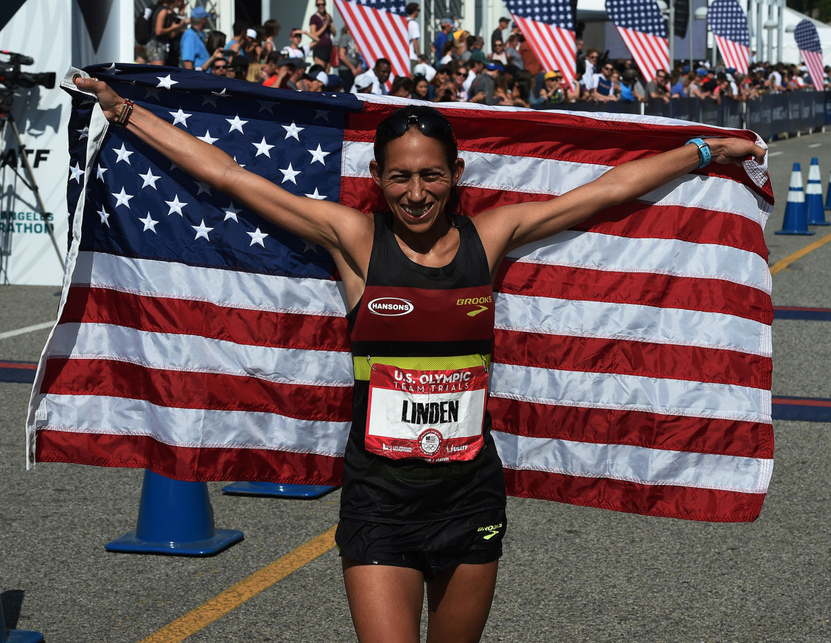 desi-linden-flag-marathon.jpg