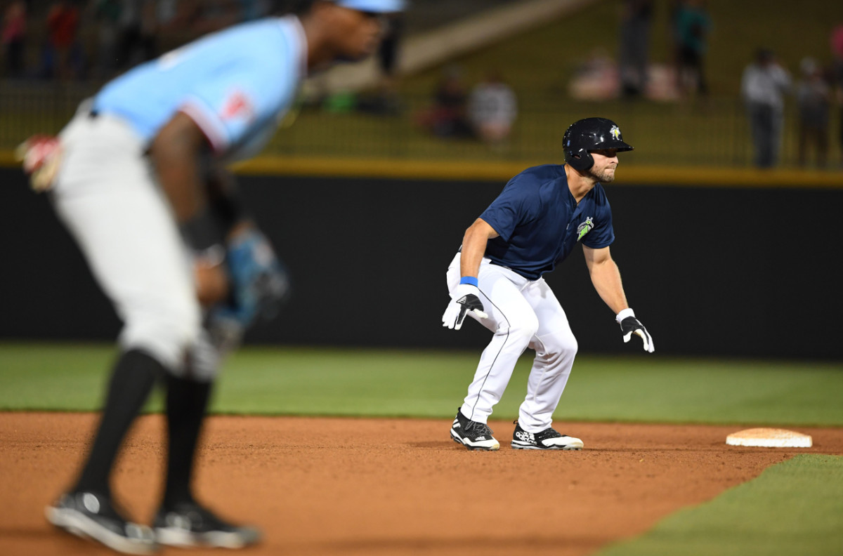 tim-tebow-baseball-baserunner_1.jpg
