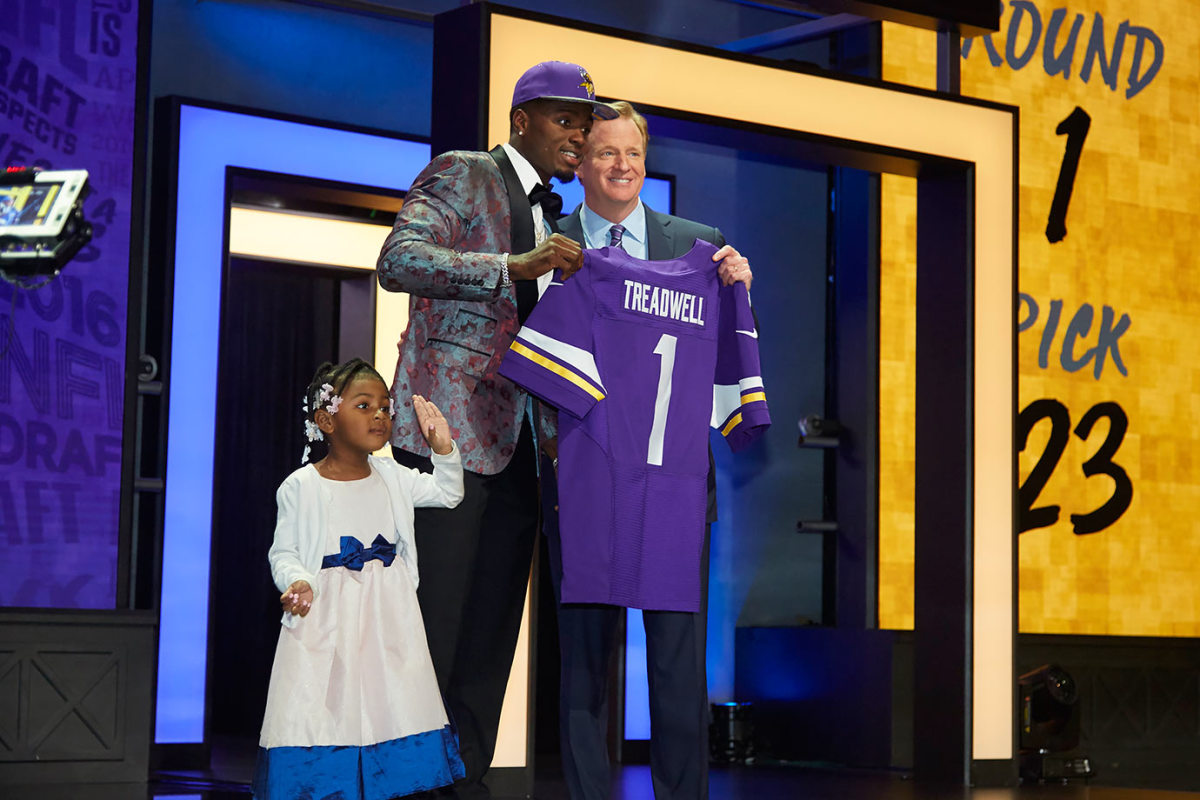 47-NFL-Draft-Laquon-Treadwell-daughter-Madison-Roger-Goodell-SI347_TK1_1206.jpg