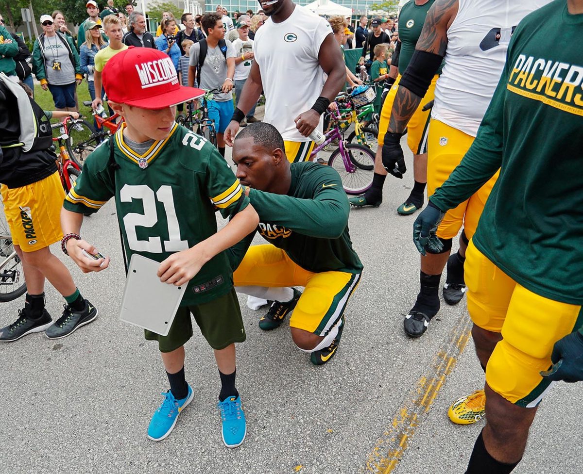 2016-0728-Green-Bay-Packers-training-camp-Ha-Ha-Clinton-Dix-fan.jpg