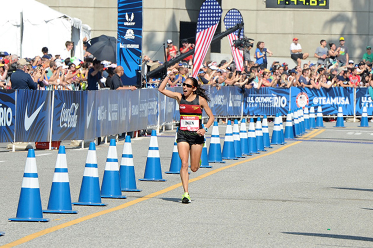 desi-linden-marathon-cheering.jpg