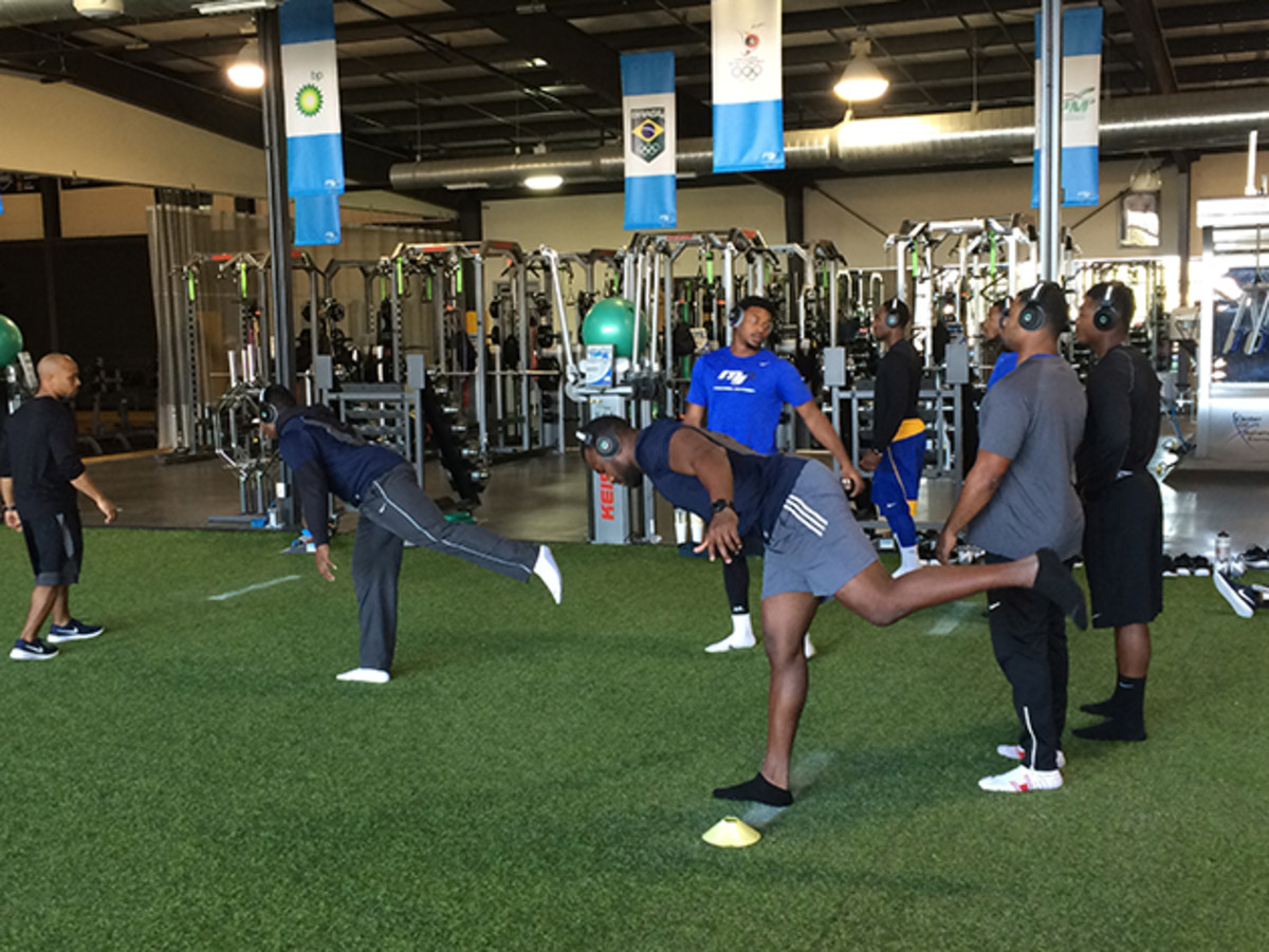 halo-neuro-team-workout-single-leg-football-players-inline.jpg