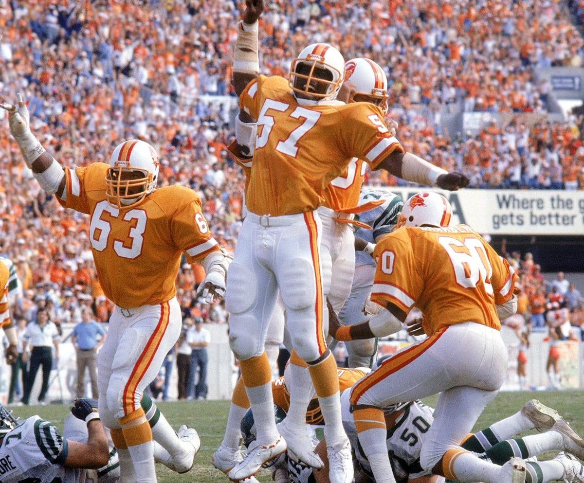 Tampa-Bay-Buccaneers-uniform-1979-Lee-Roy-Selmon-001305209.jpg