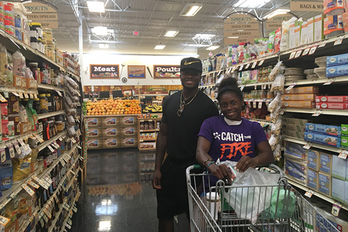 Marquise and Morgan grocery shop and eat together as they work their way toward Rio.