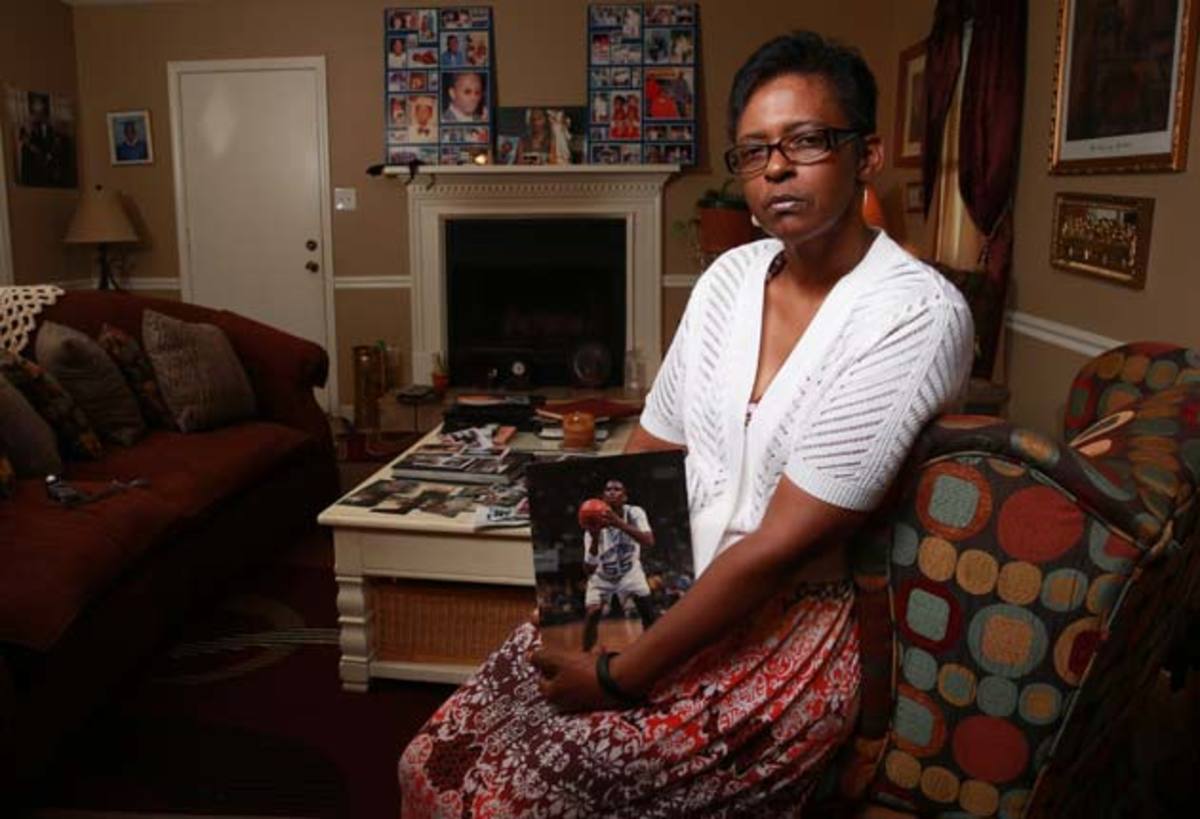lorenzen-wright-mother.jpg