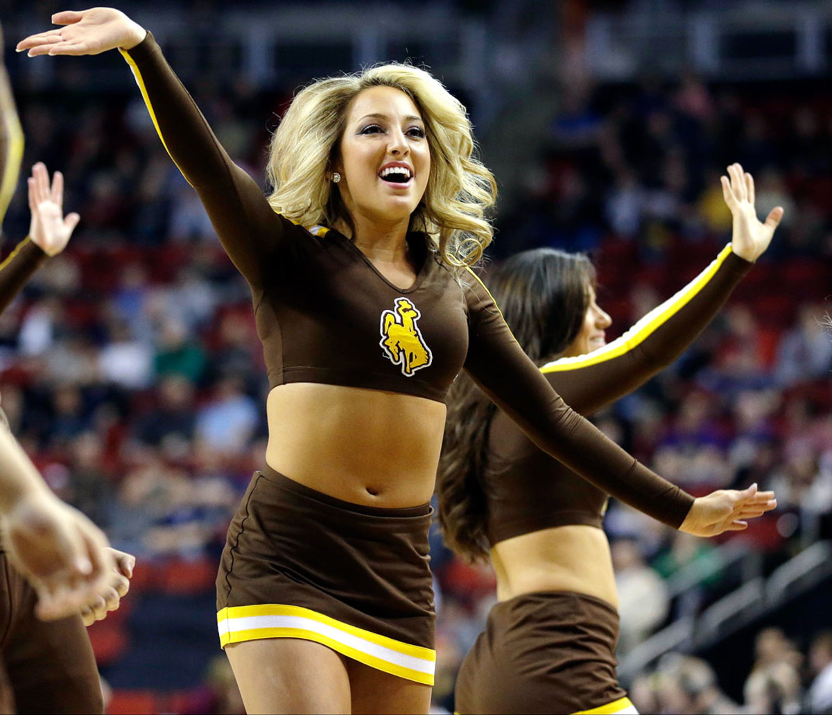 Wyoming-cheerleaders-AP904242018225_5_0.jpg