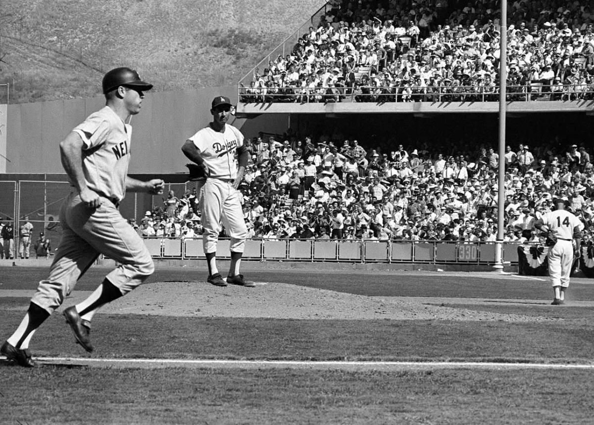 1963-1006-Mickey-Mantle-Sandy-Koufax-079008843.jpg