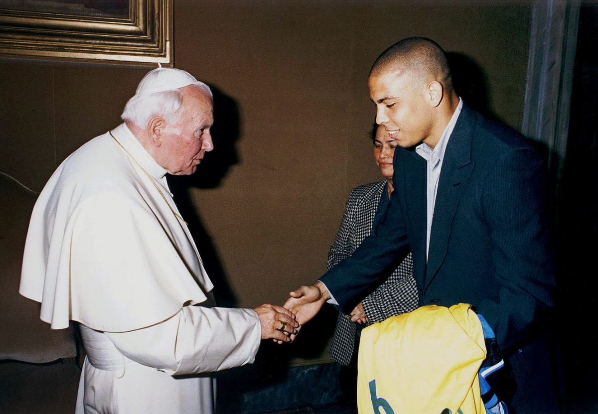 1998-0511-Pope-John-Paul-II-Ronaldo-mother-Sonia-Nazario-De-Lima.jpg