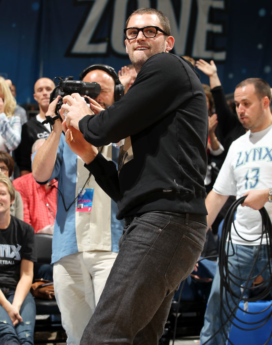 2012-Kevin-Love-throwing-t-shirt.jpg