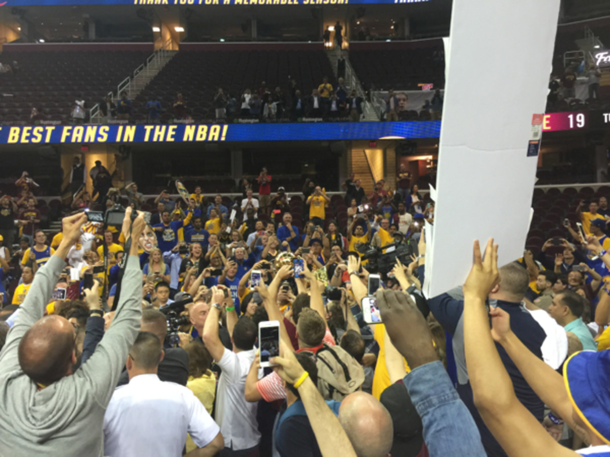 trophy-crowd