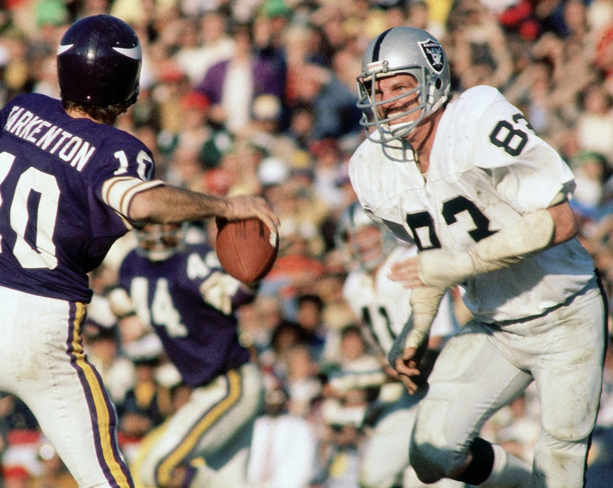 83-Ted-Hendricks-001296790.jpg